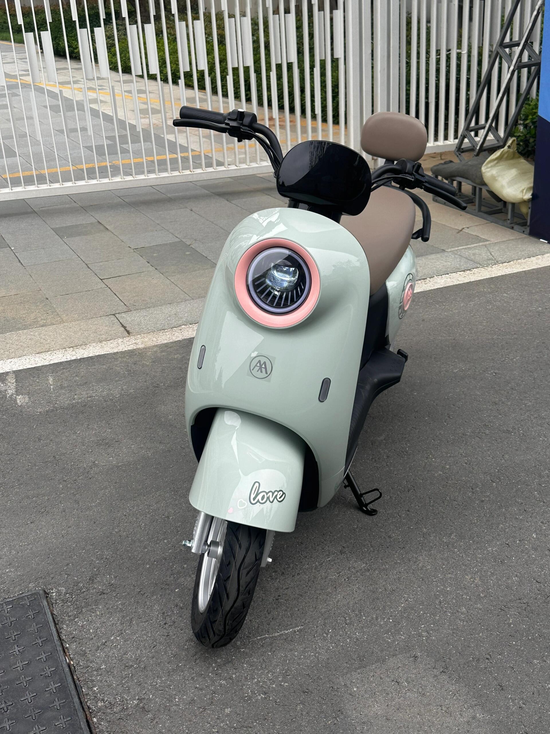 无需驾照也能骑的电动车，颜值与实用兼备的出行利器